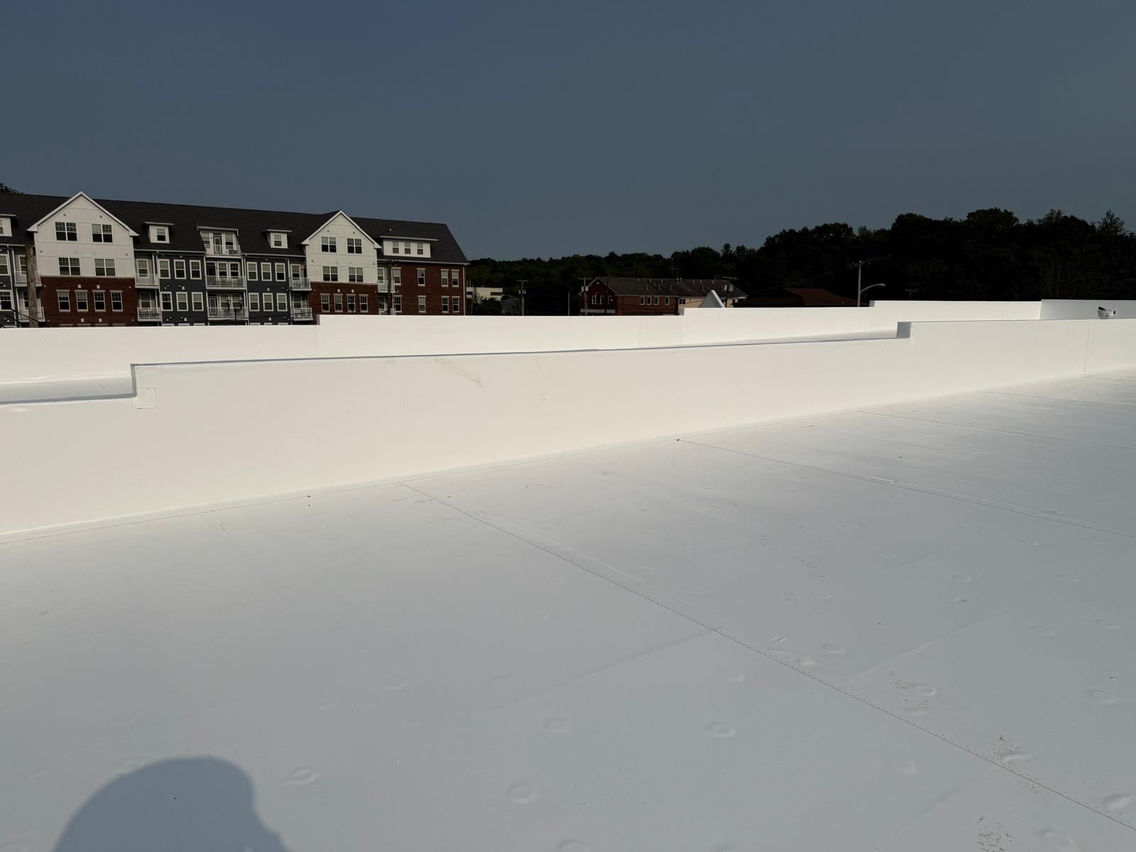 Finished commercial roof near apartment buildings